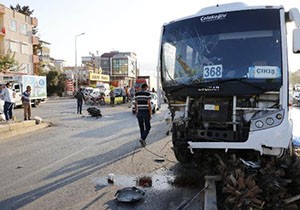 Otomobil, tur midibüsüyle çarpıştı: 1 ölü